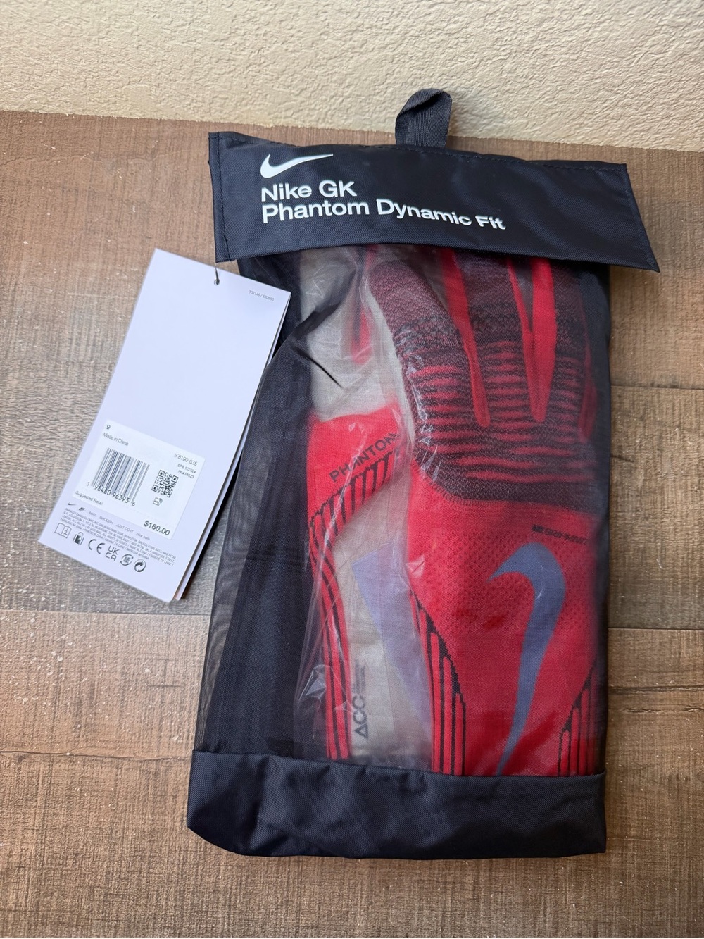 Nike Phantom Dynamic Fit Goalkeeper Soccer Gloves.
- Size 9 Adult.